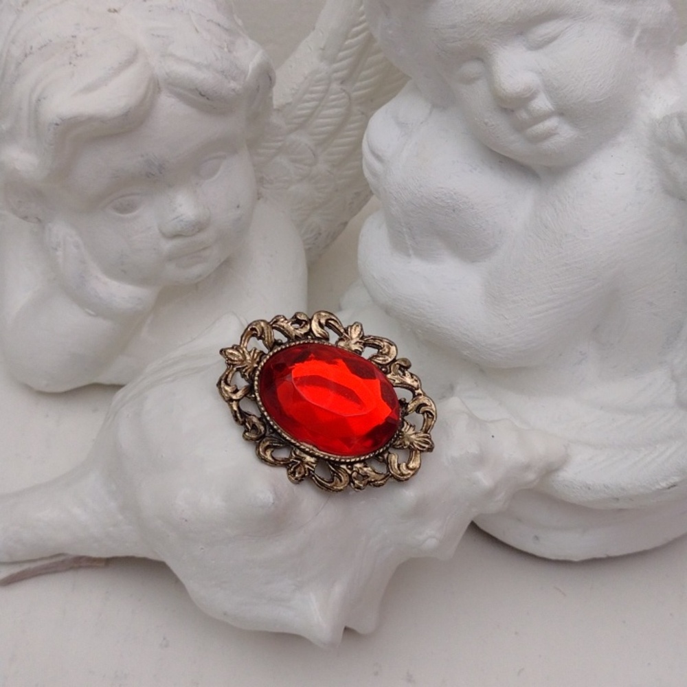 Vintage-Style Multifaceted Vibrant Red Glass Stone Gold Tone Brooch - Picture 5 of 5
